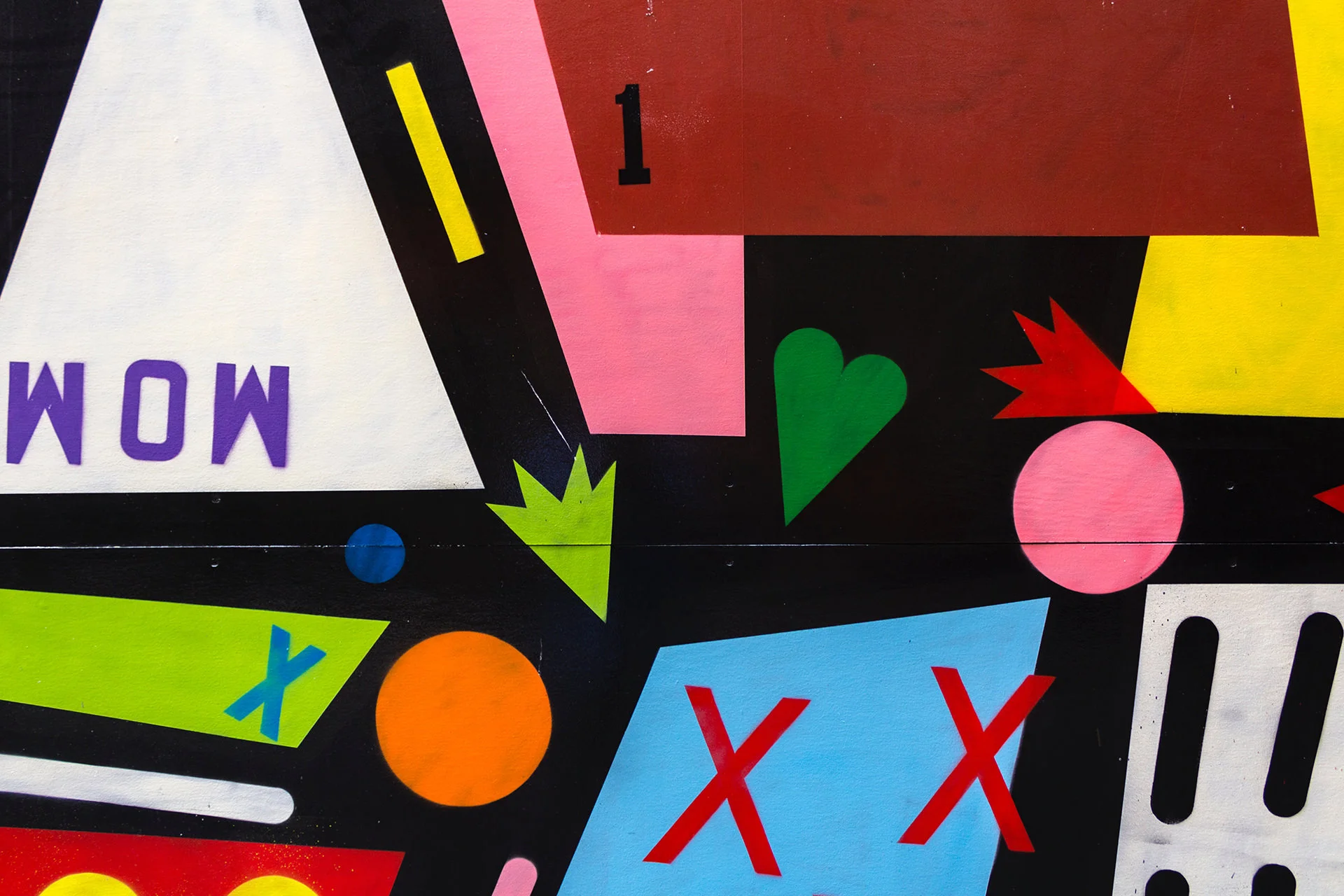 murales con forme geometriche dai colori accesi 
